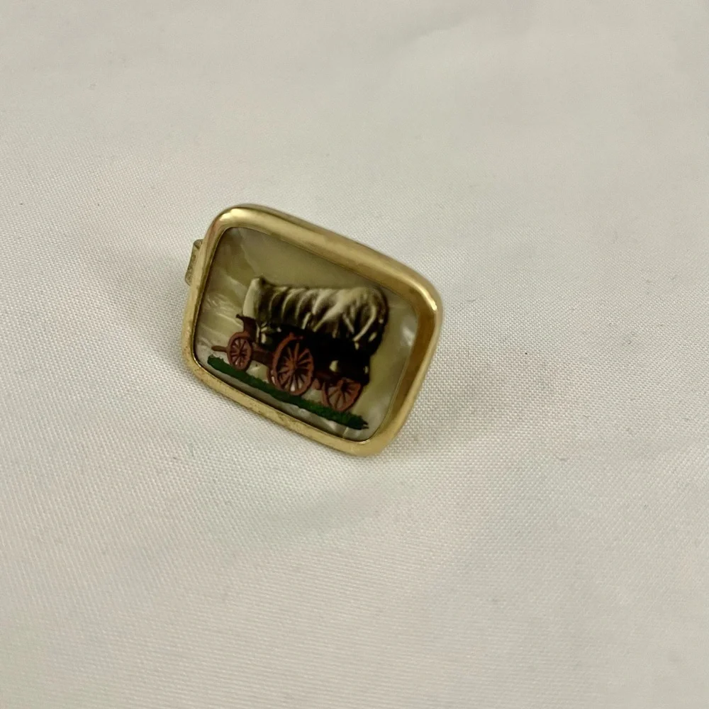 INTAGLIO 1950'S WESTERN THEMED CHUCK WAGON CUFFLINK - SINGLE Not a pair
